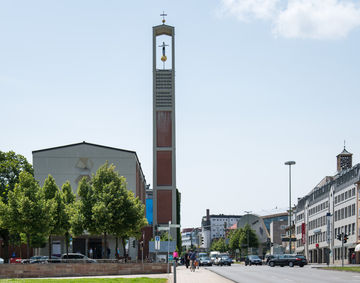 Blick vom Friedrichsplatz auf die Elisabethkirche mit dem "Mann im Turm" 2012, Stephan Balkenhol. Foto: Frieze